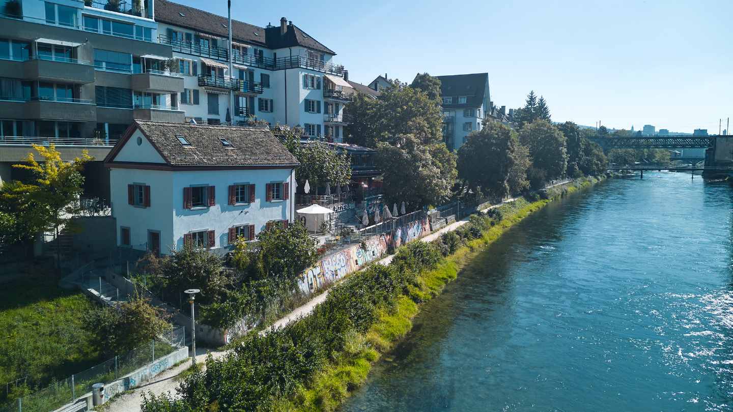 Limmatelier – Blick von oben auf das Flusshaus an der Limmat